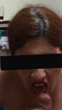 Moglie dai capelli rossi succhia e masturba il cazzo finché non si sente sperma in bocca