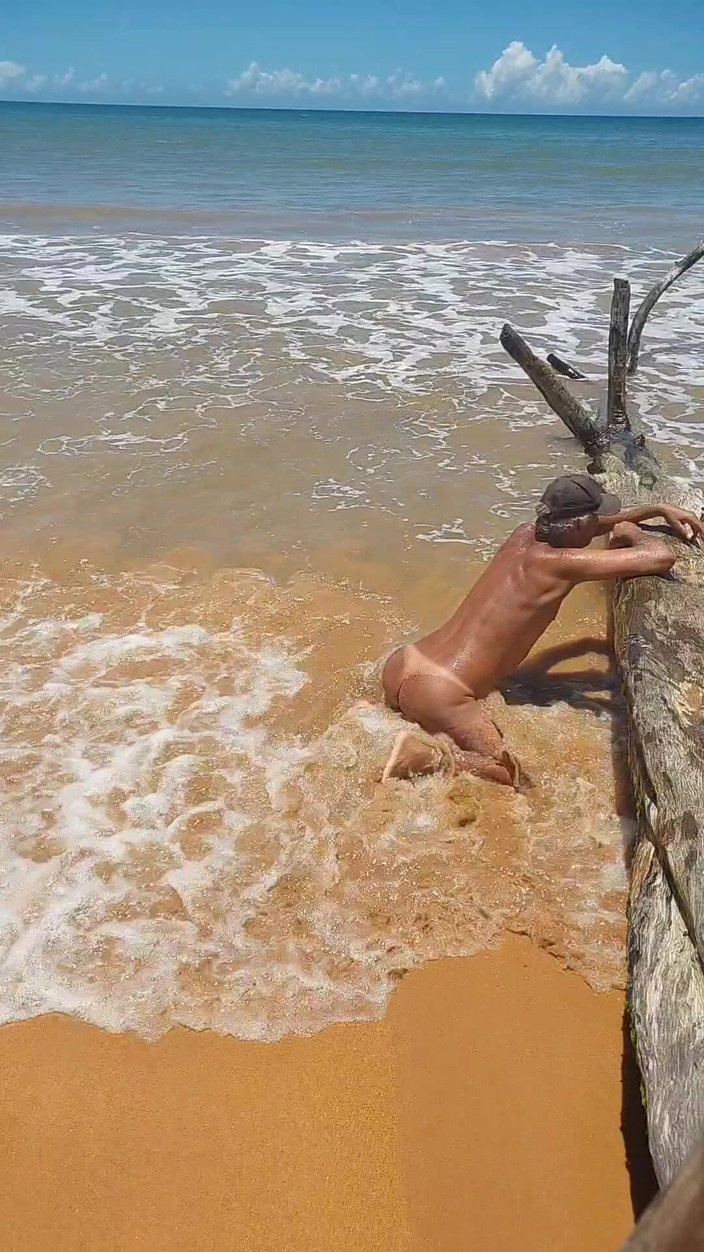 Ladysilvas: 裸のレディシルバがビーチで日焼けしたホットなお尻とセクシーなマークを見せる