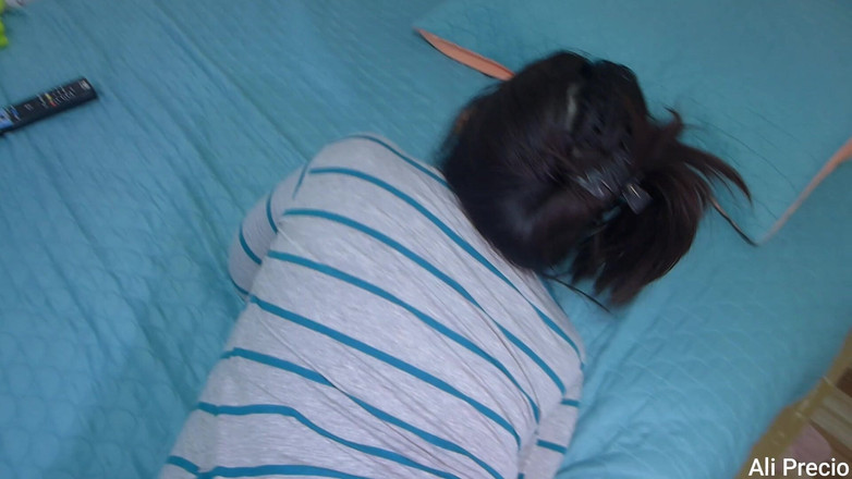 Ali Precio: Azgın üvey kız kardeş götünü veriyor ve boşalana kadar sert sikişiyor