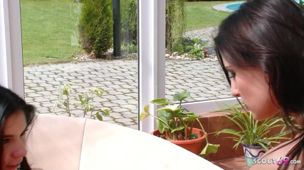Full porn collection: Dünne teen stiefschwestern fiva und Millie masturbieren im wintergarten