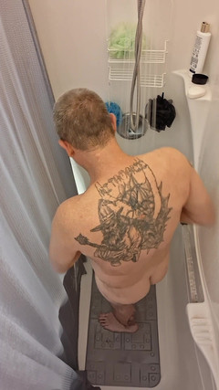 DubeSnackes: Dubesnackes, Mostrando El Tiempo, Enjabonándose Y Frotando Su Cuerpo Sexy.