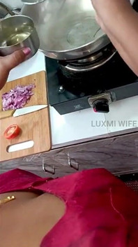 Vecino tomó video cuando la esposa cocinando en blusa