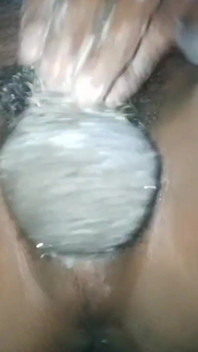 Seorang pria bermain game seks, ketika dia mandi. Mp4