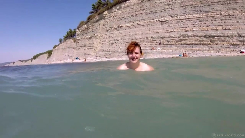 Katrin Porto: Nude gordinha brincando no mar