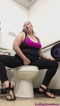 Weelderige MILF in Openbare Toiletten Geil in Katoenen Slipje