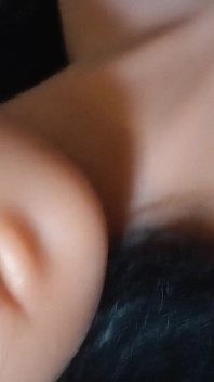 Seks bebeği Mira'nın sıkı amcığı yarak alıyor ve karnına boşalıyor