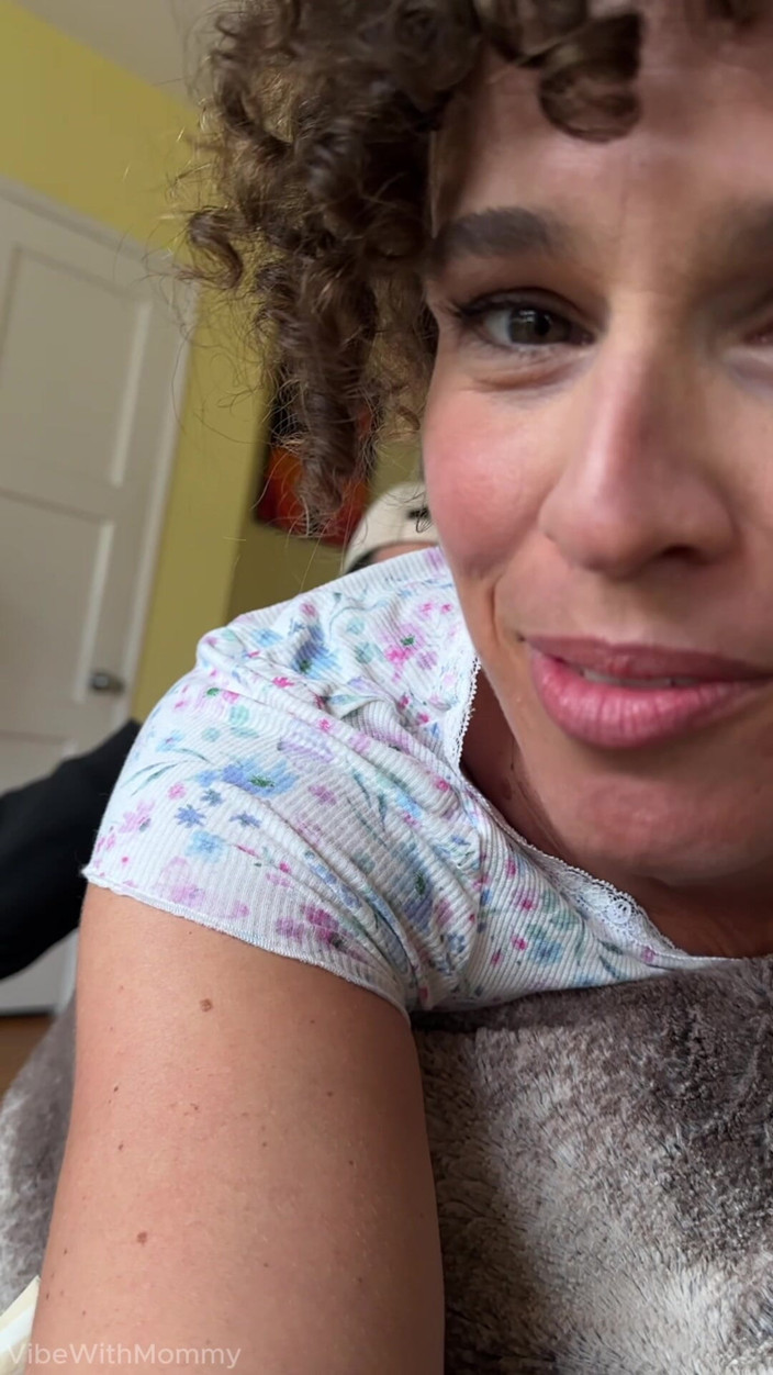VibeWithMommy: Mon demi-frère jouit sur mon téléphone. Putain ? C’est vraiment très...