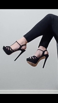 Prachtige strappy stiletto's en voeten