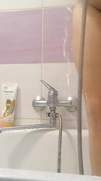 Seksi üvey anne duş alıyor, kıllı amcık, büyük memeler.