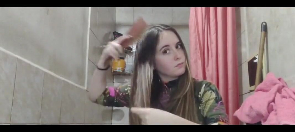 RavenHearth666VIP: Aku suka banget menyikat rambutku