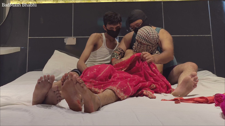 BadMash_Bhabhi: Hospodyňka kouří a šuká dva ptáky