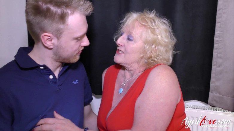 Old Nanny: AGEDLOVE - Claire Knightは、あなたを激しく射精させるおばあちゃんです