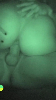 Pareja muy caliente teniendo sexo en la oscuridad