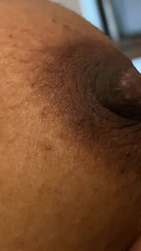 Ragazza araba bianca con grandi tette premendo lentamente le sue enormi tette carine