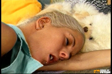 Kings Of Fetish: Zlobivá dívka masturbuje na posteli, než se dostane hluboko do...