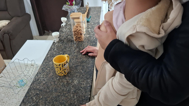 Gabi SweetCouplesStories: Une belle-fille est surprise en train de prendre son petit-déjeuner.