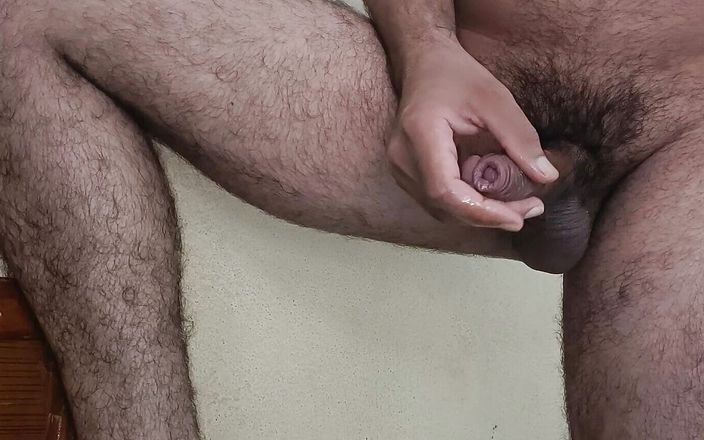 LovedSunsine1990: Essendo completamente nudo, ho strofinato l'olio sul mio pene