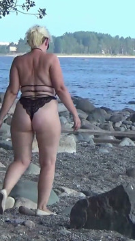 haar plagen en afspoelen in het meer.