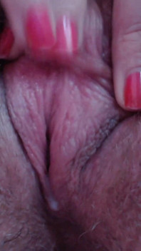 Big clit hairy pussy cumming