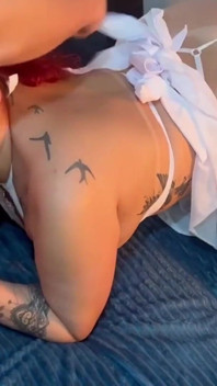 Enfermera pelirroja con ojos verdes chupa cachonda y toma un anal profundo y se corre en su cara