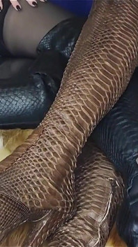Dua gadis cantik ini lagi asik memeknya pakai jaket mewah dan sepatu bot kulit ular python