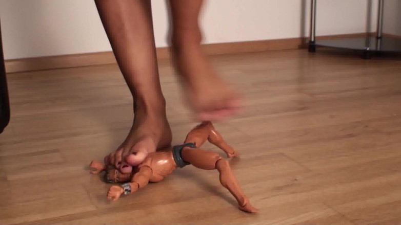 Foot Girls: Belleza rubia vistiendo lencería pisoteando un juguete