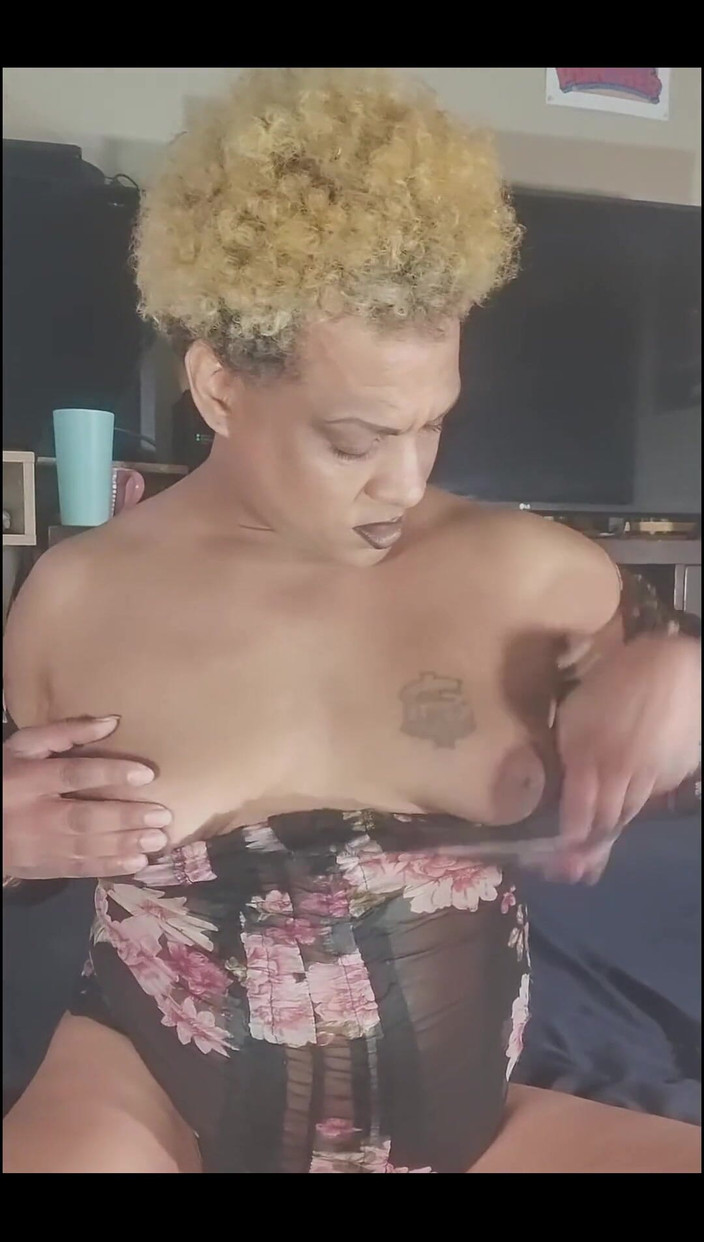 KNKY Bee: Disumbat dan diusap