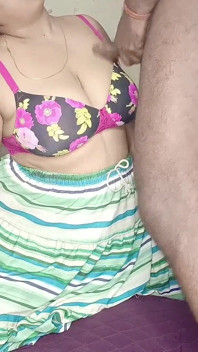 Sexy Kurvi Bhabhi vycvičila svého švagra, aby ji opustil před líbánkami - Roleplaya