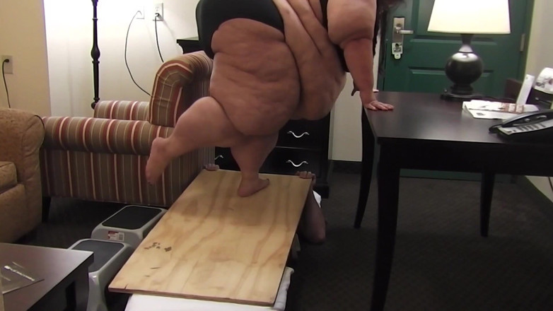 Full Weight Productions: A horrível prancha de 600 ibs de BigmommaKat pisa