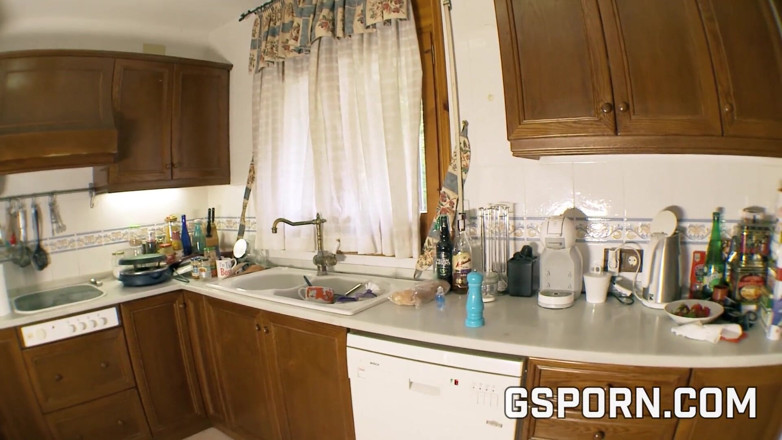 GS studio: Porn insert of pepper grinder in the pussy