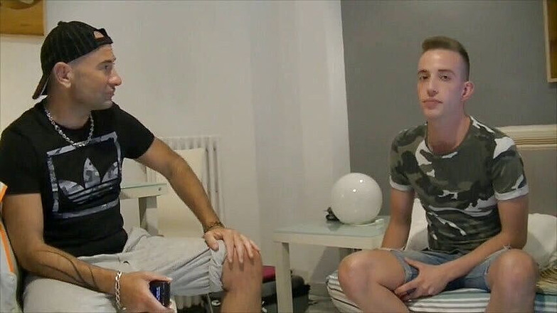 Gaybareback: 可爱的 twink 性交无鞍和奶油派被亚伯拉罕