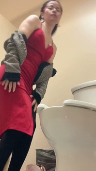 Mostrar Culo Sexy Usar Vestido Rojo En El Baño