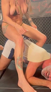 Mars เดี่ยวใช้ตัวเลือก Wedgie อะตอมในมวยปล้ําชัย