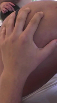 La trans Raphaella Ferrari prend deux au bord de la piscine