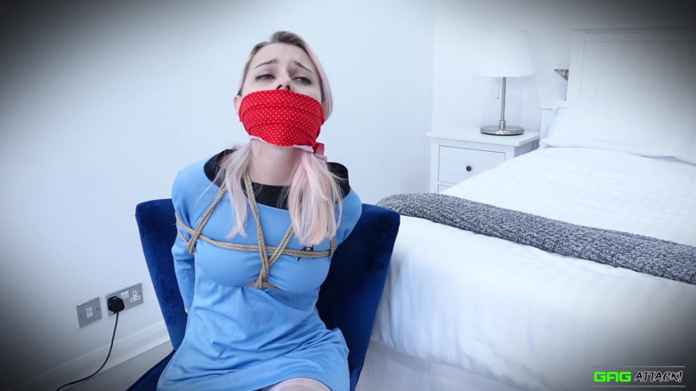 Gag Attack: Chloe Toy - star trek cosplayer surprins
