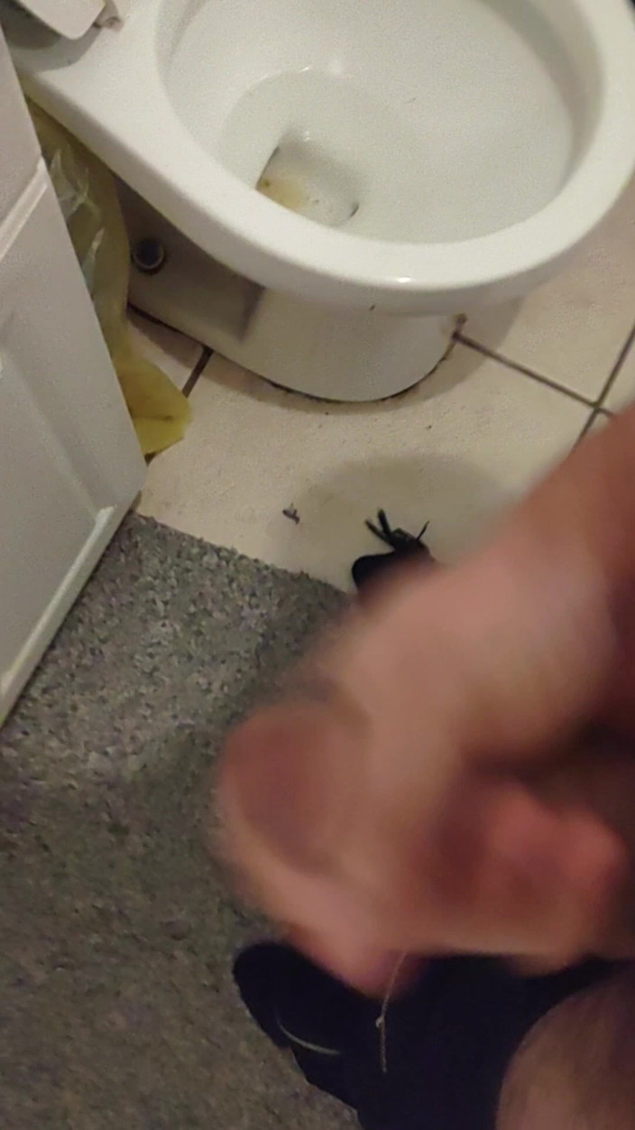 Brandon: Xuất tinh trong phòng tắm