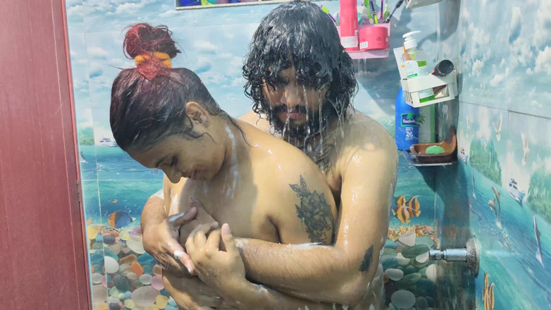 Vaigavarun45: Romanticismo da bagno caldo con bacio di culo e leccata...