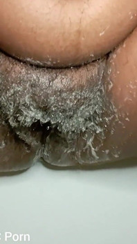 Scuotendo la mia figa pelosa nel bagno