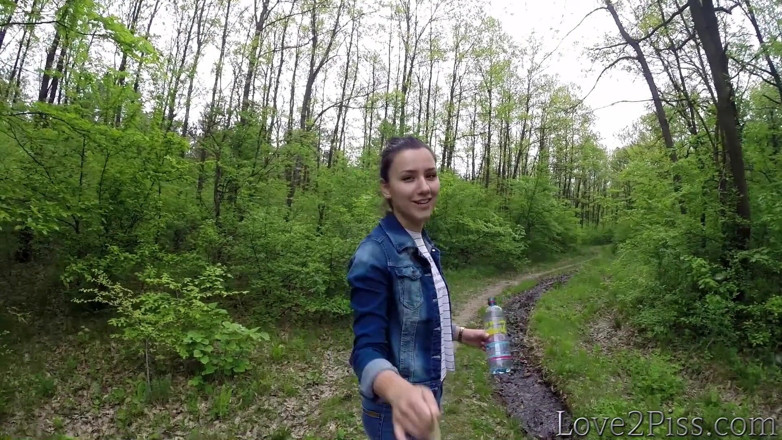 Love 2 Piss: Все натуральное. Ingrid писает и вытирает себя листом