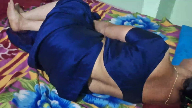 Sexy sindu: Iubită desi goală se fute dur cu iubitul
