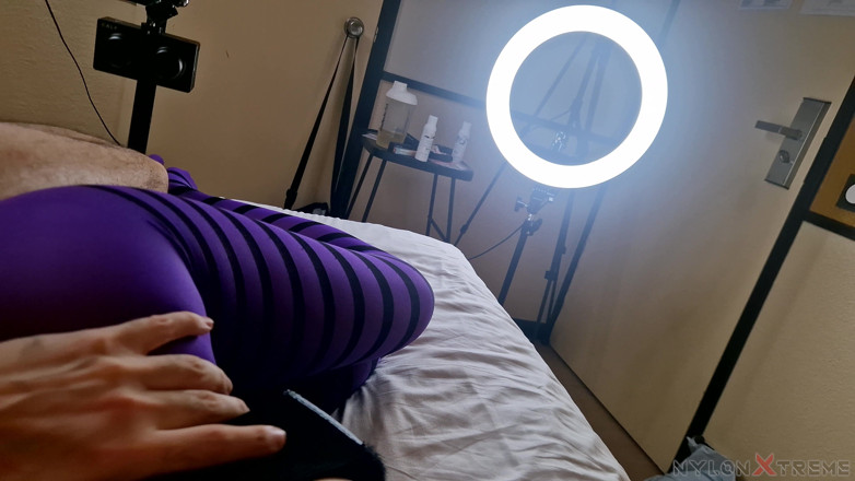 Nylon Xtreme: POV Julia Kate 퍼플과 블랙 나일론 섹스