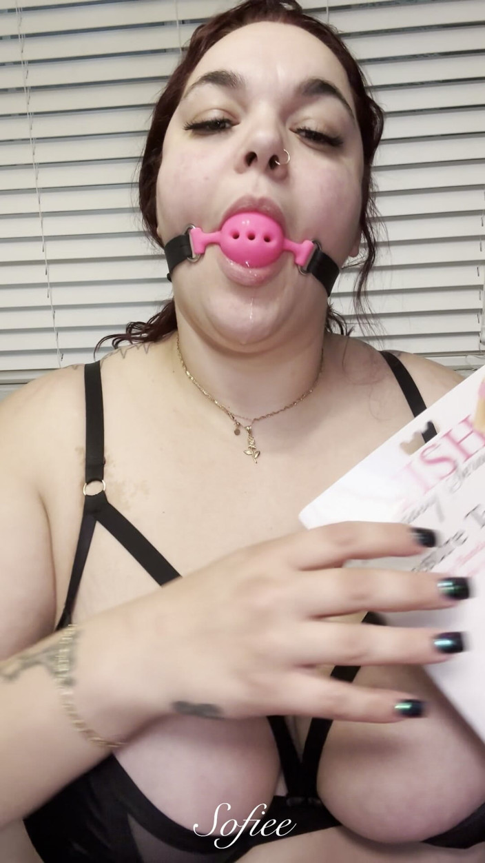 SofieeSoles: Tetas grandes, mucha diversión en solitario de saliva y una...