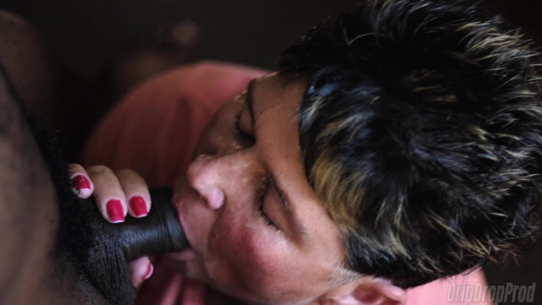 DripDrop Productions: Goutte-à-goutte : une GILF aux cheveux courts suce et dégouline de...