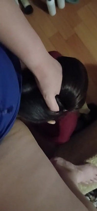 我抓住了她的头发，在嘴里操了她