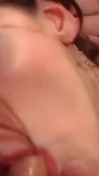 Gang Bang Sexig kåt Big Breasted slampa knullas av tre hårda kukar