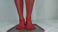 AnnaBUST: Kencing dengan stoking merah