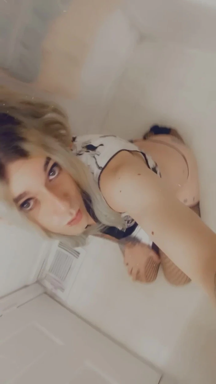 CarmenMelatonin: Kimono babe wants to play