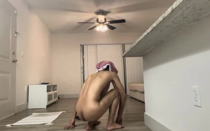 Young Saudi Arab: 18-летняя арабка скачет на большом белом члене-дилдо как на родео