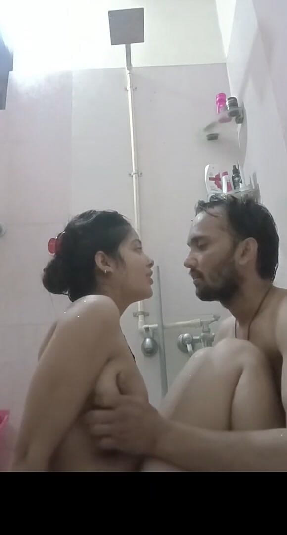sashaa: แขกเย็ดวัยรุ่นอินเดียสุดฮอตในห้องน้ํา