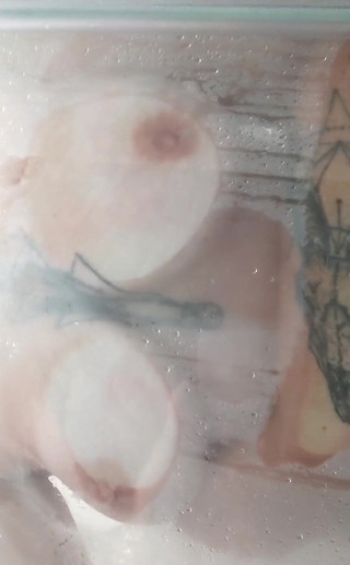 Evelyn Storm: Duş kapısı parmaklarımı çimdikladı ama tamamen buna değerdi.